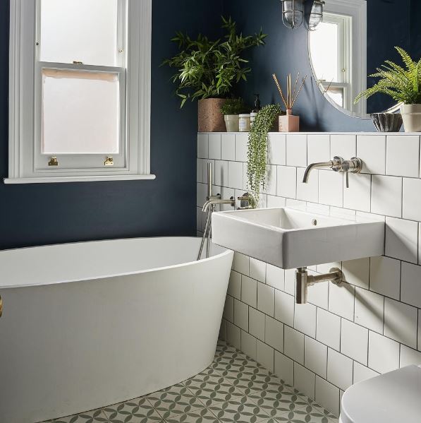 Kết hợp giữa xanh - trắng làm phòng tắm rộng hơn, đơn giản chứ không hề đơn điệu
